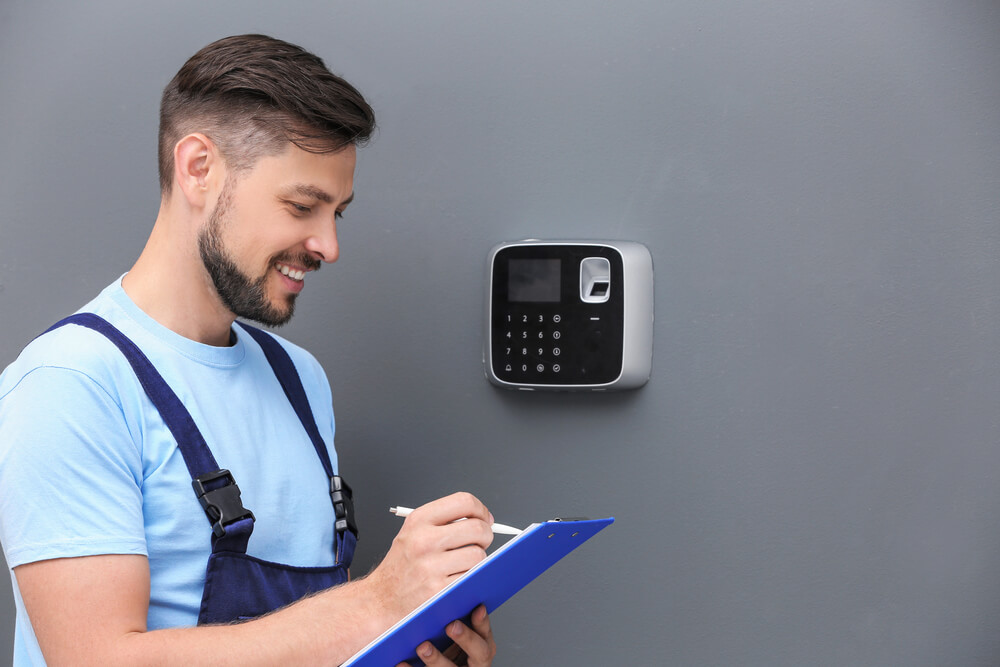 What are the elements of a building security checklist?