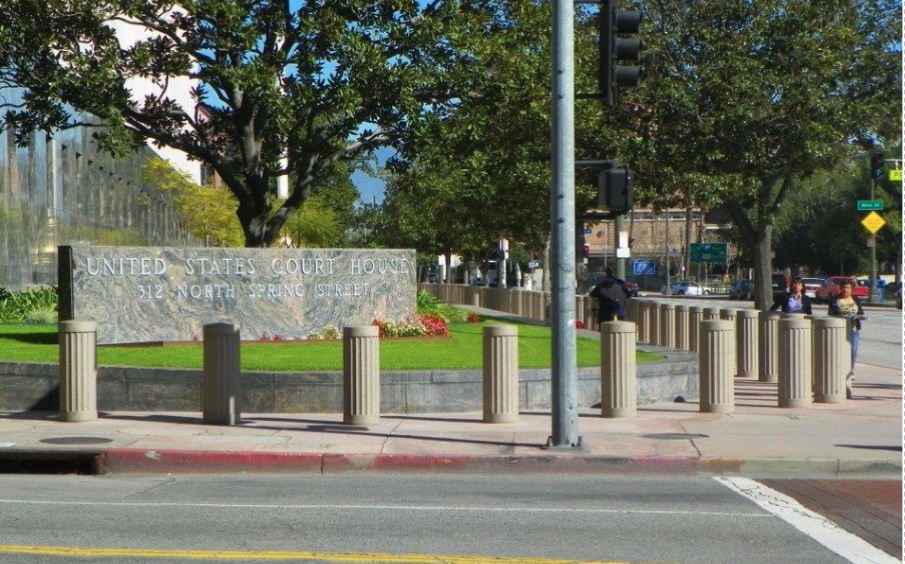 Can bollards be used for pedestrian flow management?